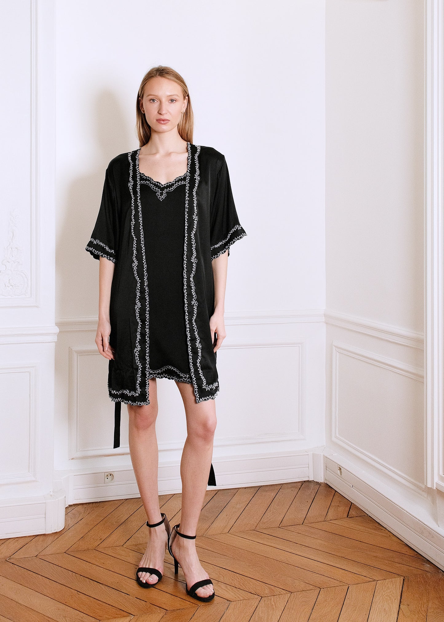 Liz Silk Night Robe in black